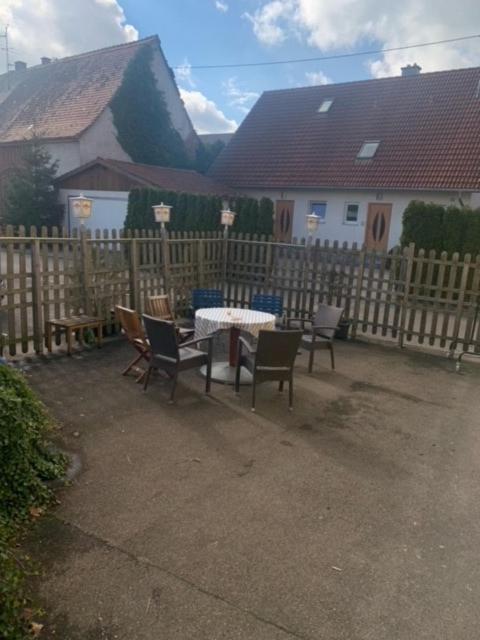Kreuz! Einfach. Guenstig. Schlafen. Bed and Breakfast Ulm Exteriör bild